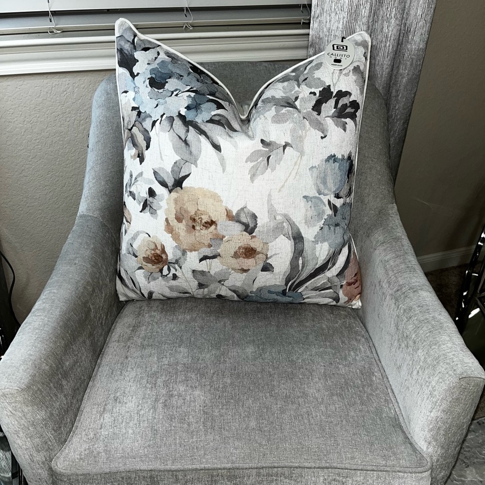 1-NWT CALLISTO HOME FLORAL
DESIGN DECORATIVE PILLOW - Picture 9 of 16